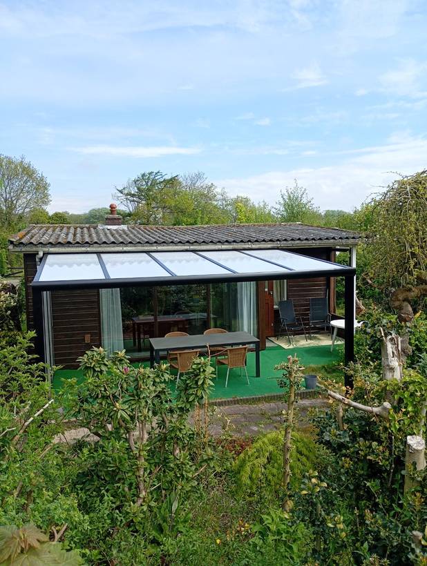 Serre aanbouw met glazen overkapping